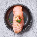 Flammegrilet laks nigiri